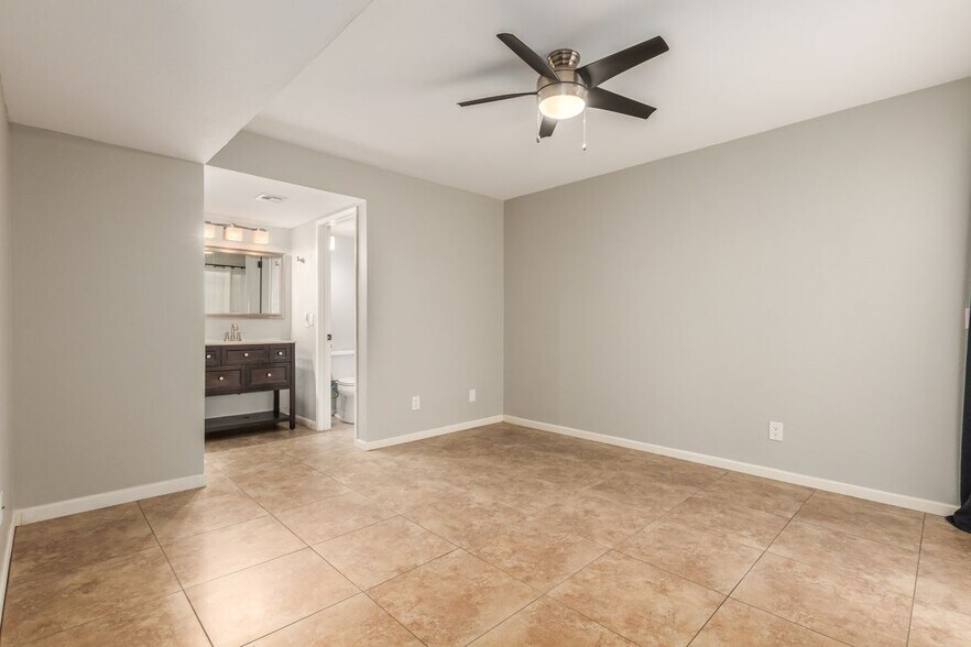 Building Photo - 850 S River Dr