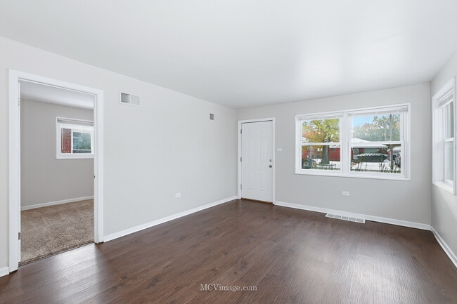 Building Photo - 14631 Kimbark Ave