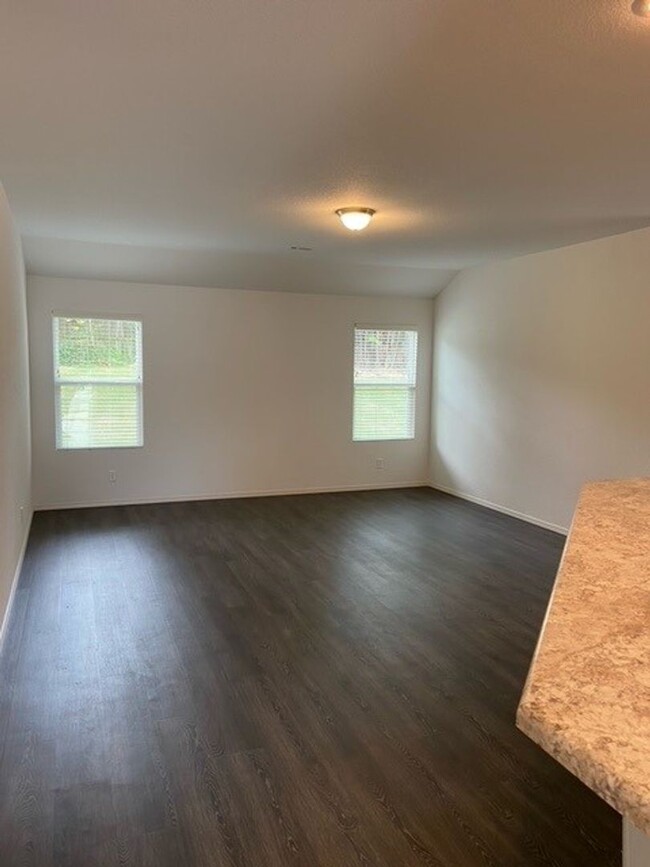 Building Photo - New Year's Promotion! Three Bedroom | Two ...