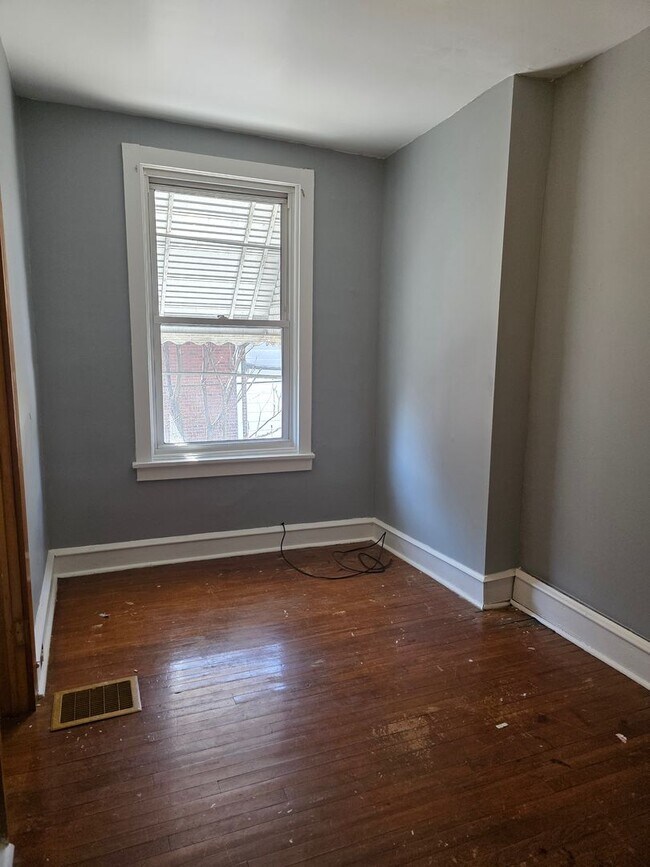 Building Photo - City Living