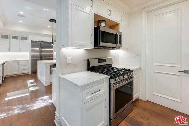 Building Photo - 363 S Saltair Ave