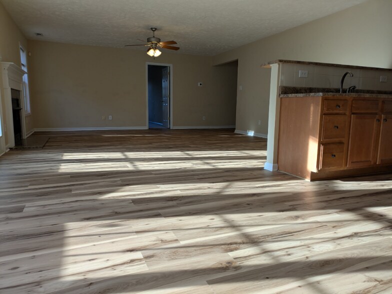 Building Photo - 361 Americana Dr