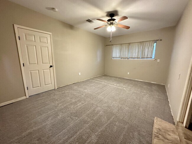 Building Photo - 1926 Laurelwood Dr