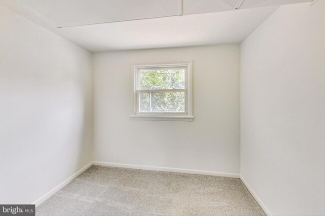 Building Photo - 1208 Pinewood Dr