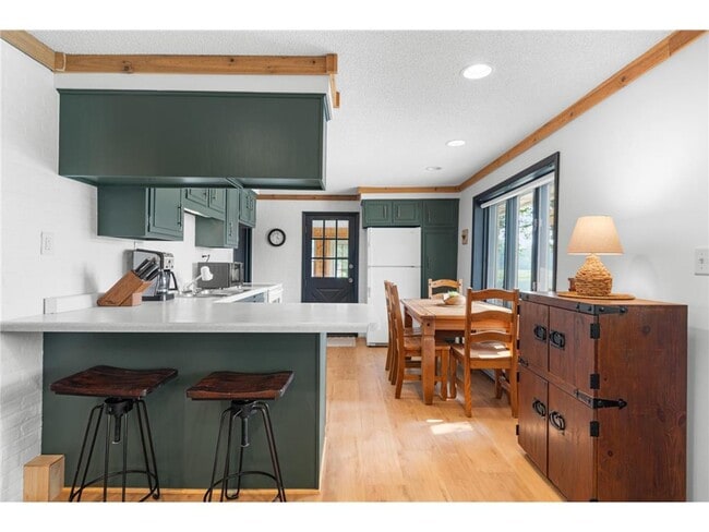 Building Photo - 2180 Island Dr