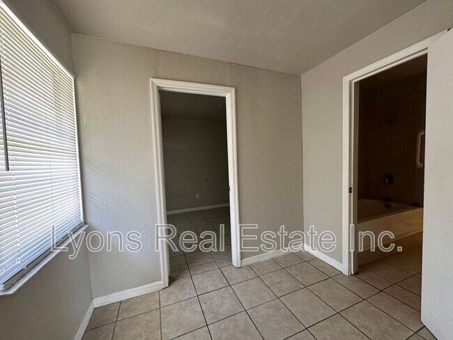 Building Photo - 2210 Cantor Ln