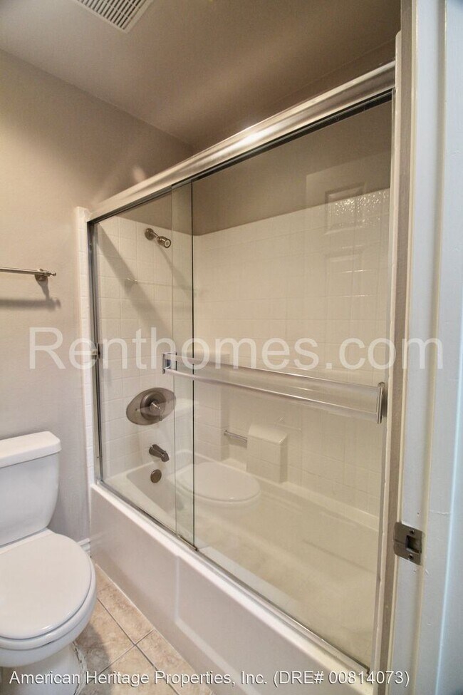 Building Photo - 2 br, 2 bath House - 9929 Erma Road #103