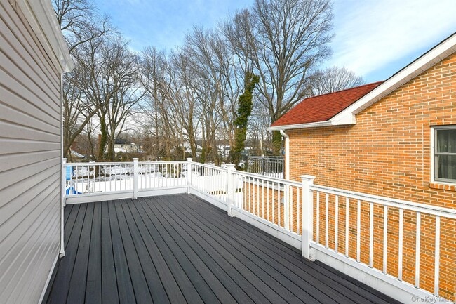 Building Photo - 222-03 Kingsbury Ave