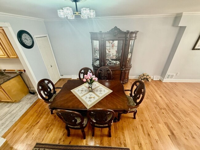 Building Photo - SPACIOUS & MODERN 3 BED/1.5 BA HOUSE w/ Central AC-HARDWOOD Flooring-WASHER/DRYER & Rear PATIO in...