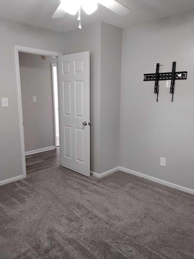 Building Photo - 422 Holly St