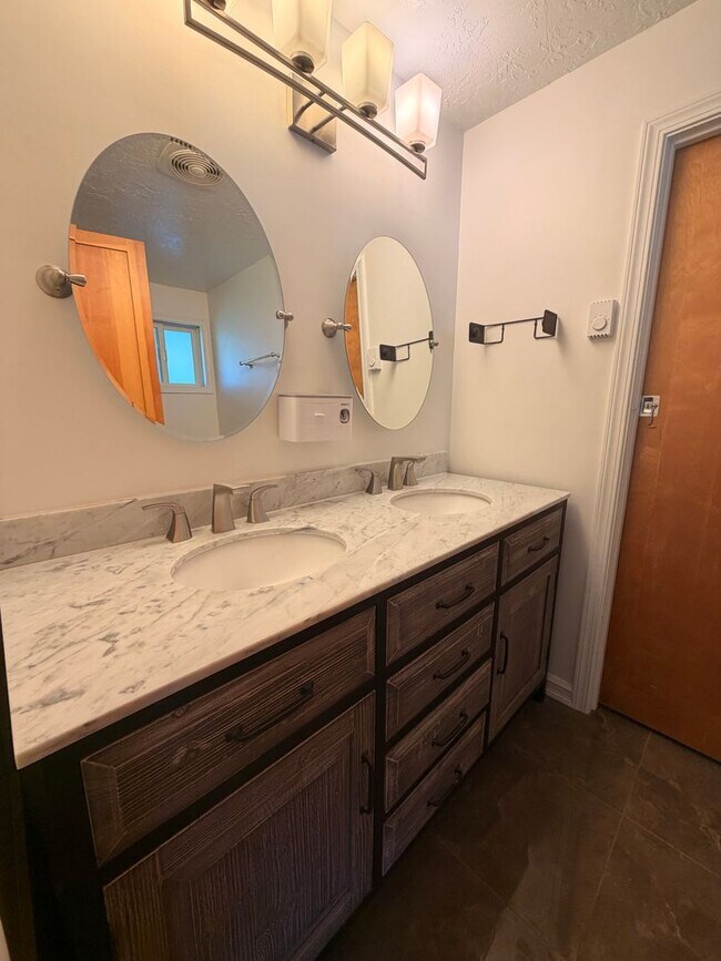Building Photo - 4-Bedroom 4-Bathroom home with attached Studio apartment