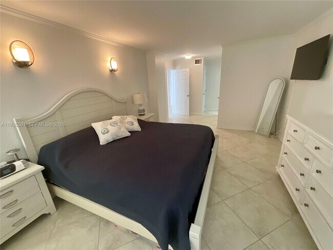 Building Photo - 2101 S Ocean Dr