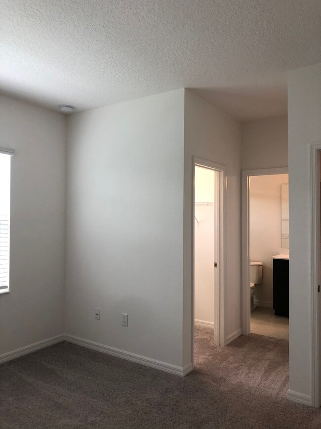 Building Photo - 4BD/3.5BA Townhome in Ravenna Winter Garden!