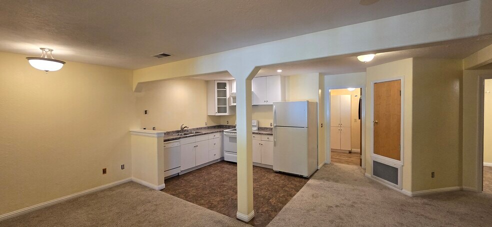 Building Photo - 5200 Montecito Ave