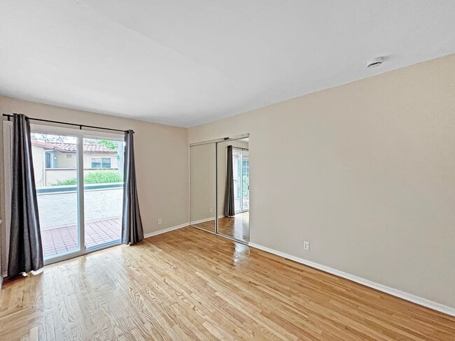 Building Photo - Beautiful 3BD/3BA Townhouse in Fashion Val...