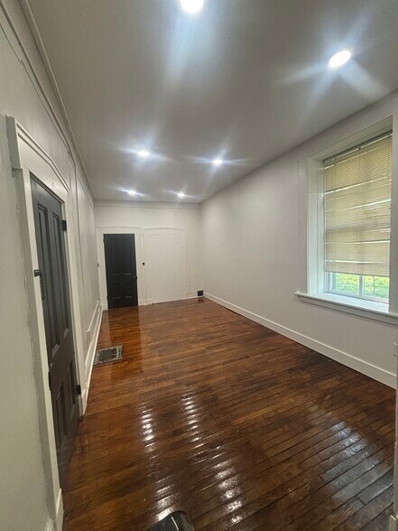 Primary Photo - 109 S 6th St
