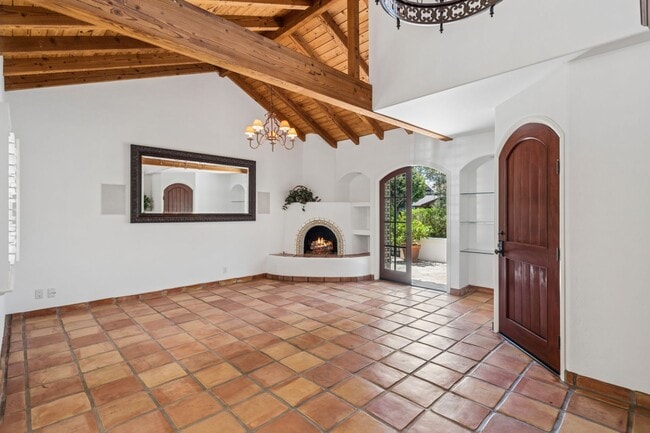 Building Photo - Charming 3BD Home in Coveted Newport Heights