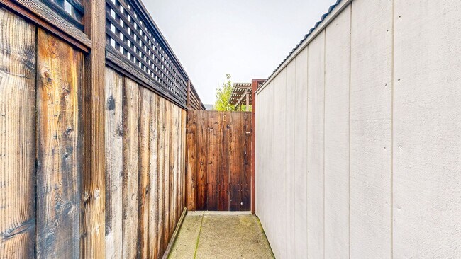 Building Photo - 1145 Edwards St