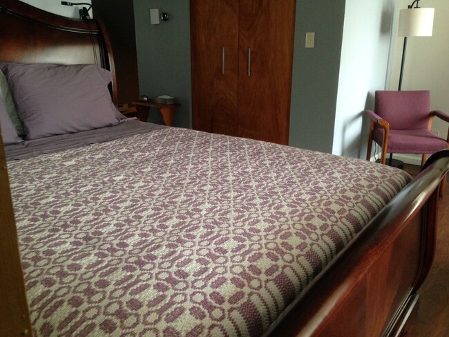 Queen-size bed with sleigh head and foor board - 3643 Lincoln St