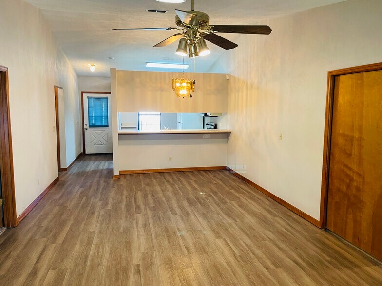 Building Photo - 1113 Oak Forest Cir