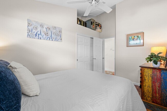 Building Photo - Furnished Home Close to Town