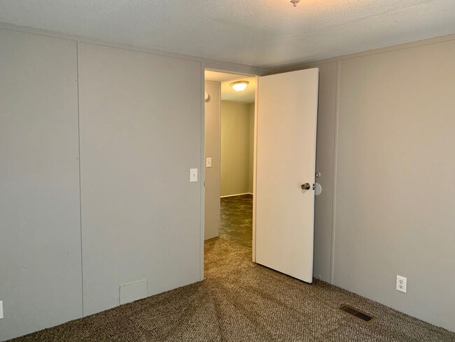 Building Photo - 3 Bed/2 Bath 1100+ sqft. Privacy, but in t...