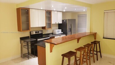 Building Photo - 1100 NE 1st Ct