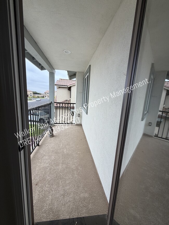 Building Photo - 327 Las Flores Dr