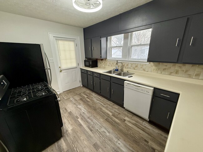 Building Photo - 835 Inman St