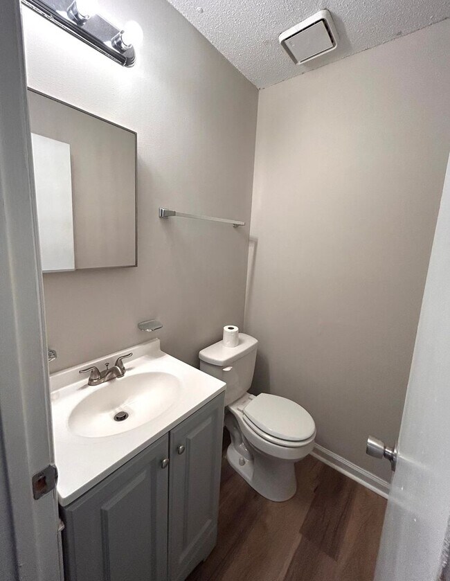 Building Photo - Charming 2 Bedroom Duplex in Ladson