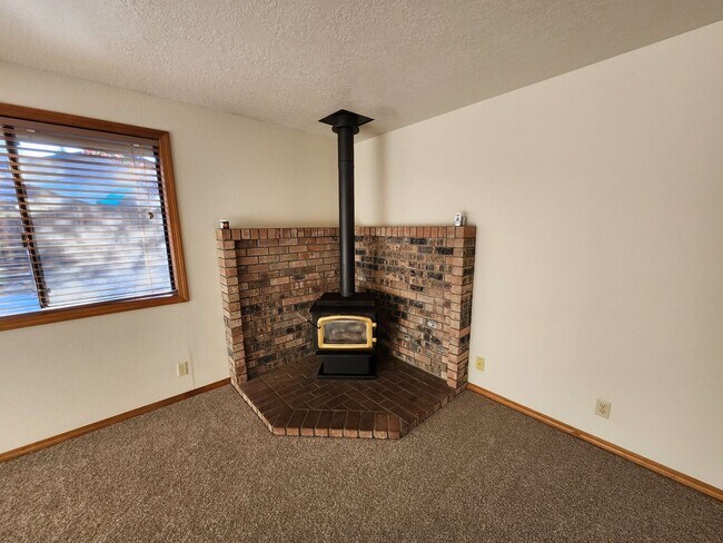 Building Photo - 2858 NE Daggett Ln