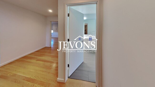 Building Photo - 5BR/4.5BA House in Seattle -- Available Now!