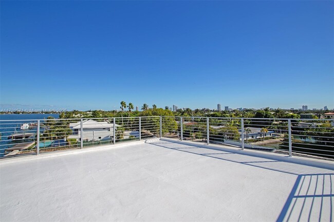 Building Photo - 7988 Biscayne Point Cir