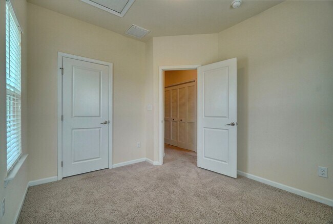 Building Photo - READY 08-17-26l!! A 3-Bedroom Townhome w/Garage in Culpepper Landing! Community Pool, Dog Park, P...