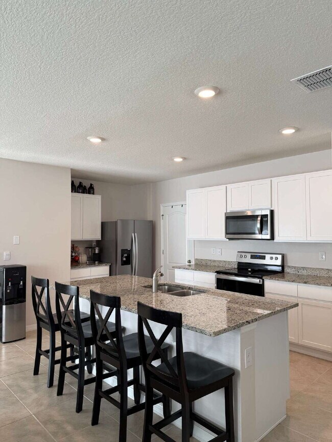 Building Photo - Large 4 Bedroom/2.5 Bathroom Home in Thompson Grove