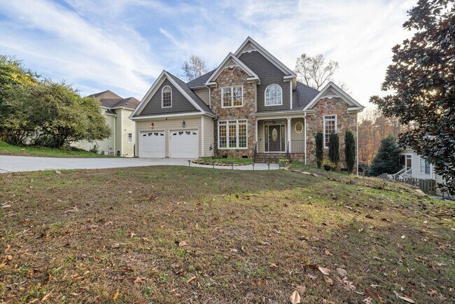 Building Photo - 4 Bed | 2.5 Bath House with Garage