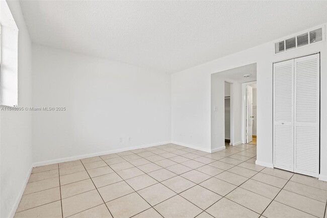 Building Photo - 4045 NW 19th St