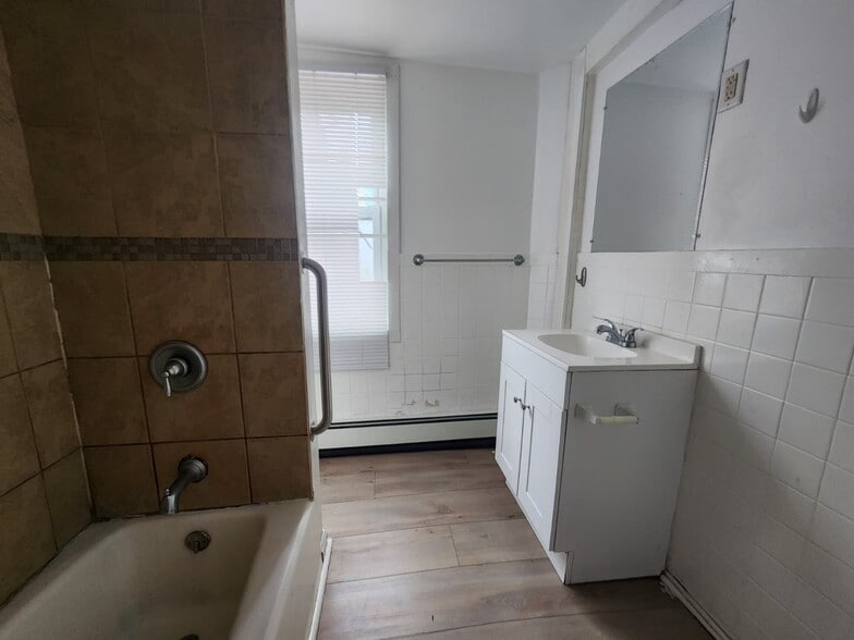 Building Photo - 300 W Elm St