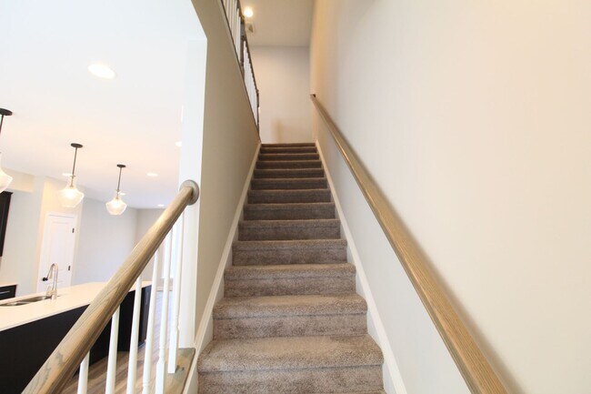 Building Photo - 3 bedroom town home with a finished basement and garage located in popular Preston Lakes