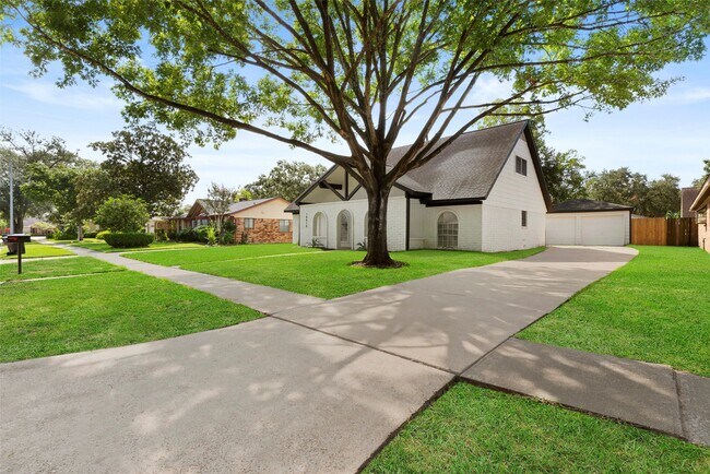 Building Photo - 16615 Glamis Ln