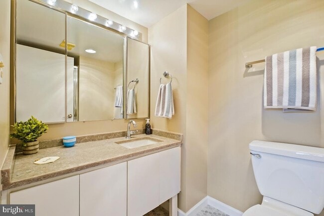 Building Photo - 15101 Interlachen Dr