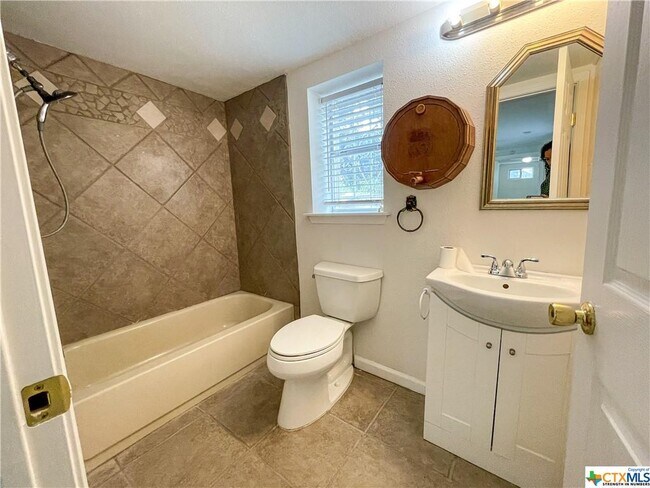 Building Photo - 668 Creekside Dr