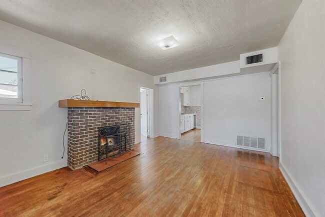 Building Photo - 212 Mesa St SE