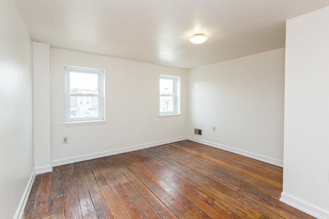 Building Photo - 2582 Collins St