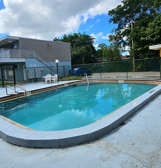 Building Photo - 1501 Crescent Cir