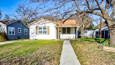 Building Photo - Adorable E. Main Cottage