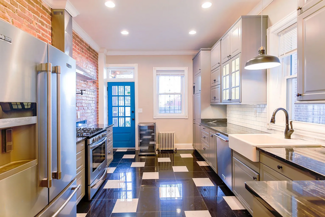 Building Photo - Fully Renovated 3 BR/1.5 BA Apartment in C...