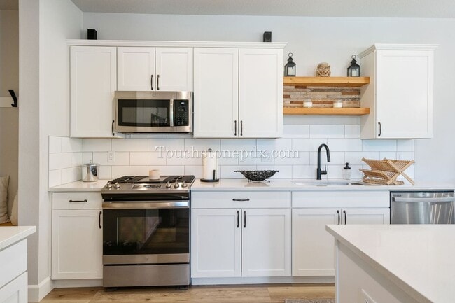 Building Photo - Luxurious 4 Bed/3.5 Bath Residence - Your ...