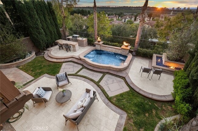 Building Photo - 33 Tall Hedge