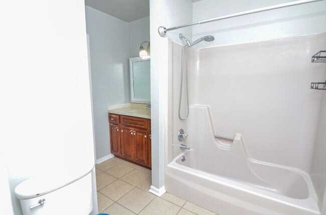 Building Photo - 815 Neartop Dr